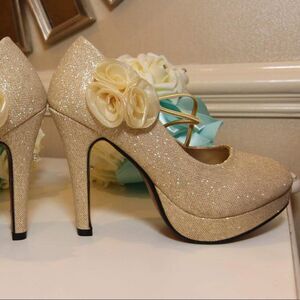Beautiful sparkly gold heels with flower detail